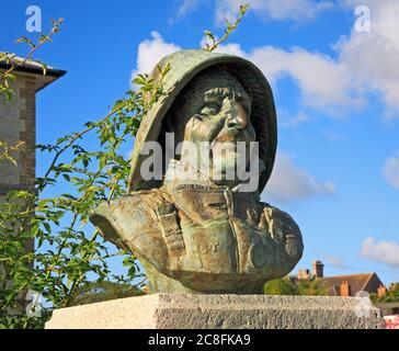 Vue sur le buste en bronze du sauveteur Henry George Blogg GC BEM à North Lodge Park, Cromer, Norfolk, Angleterre, Royaume-Uni. Banque D'Images