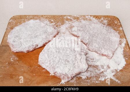 Un chef au travail: Comment faire de la schapowy - une variété polonaise de côtelettes panées de porc enrobées de chapelure semblable à schnitzel viennois. Étape par étape, t Banque D'Images