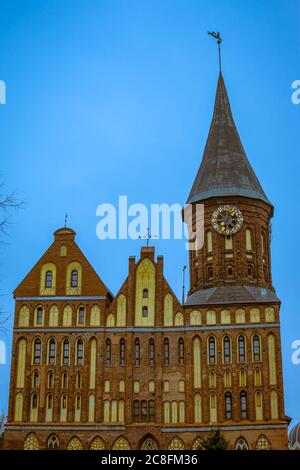 La façade de la cathédrale sur fond de ciel turquoise sur l'île de Kant, Kaliningrad, Russie, 05.11.2018 Banque D'Images