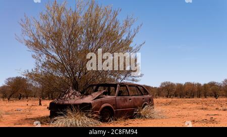 VOITURE RSUT DANS LE BUSH AUSTRALIEN, PRÈS DE LA COMMUNAUTÉ AUTOCHTONE DANS UNE RÉGION ÉLOIGNÉE; NOVEMBRE-2019- YUENDUMU-AUSTRALIE; Banque D'Images