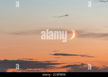 Jeune croissant de lune sur le ciel du soir, fond de la nature Banque D'Images