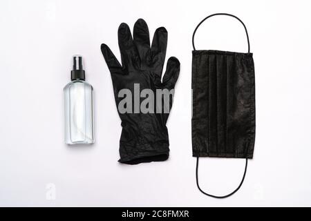 disposition plate des articles d'hygiène - gants en latex, masque et désinfectant pour les mains ou savon liquide isolés sur fond gris clair Banque D'Images