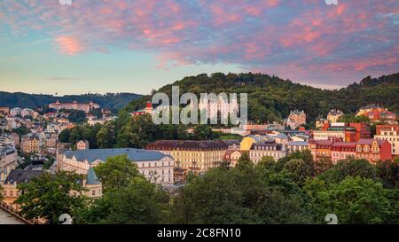 Karlovy Vary, République tchèque. Image panoramique aérienne de Karlovy Vary (Carlsbad), situé en Bohême occidentale au beau lever du soleil. Banque D'Images
