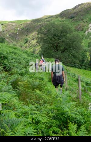 Les adolescents et les groupes familiaux qui marchent après la pandémie Covid 19 sont soulagée dans les collines du MCG Rheaedr près de CilyCwm Carmarthenshire Wales UK KATHY DEWITT Banque D'Images