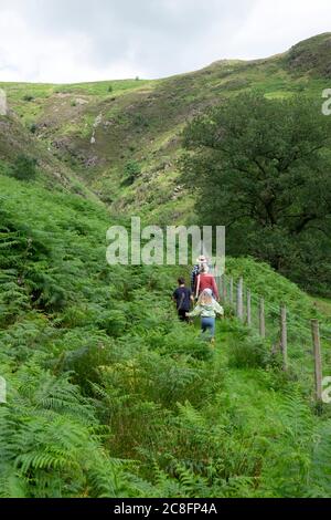 Groupe familial marchant après la pandémie Covid 19 le confinement est facilité dans les collines du MCG Rheaedr près de CilyCwm Carmarthenshire pays de Galles UK KATHY DEWITT Banque D'Images