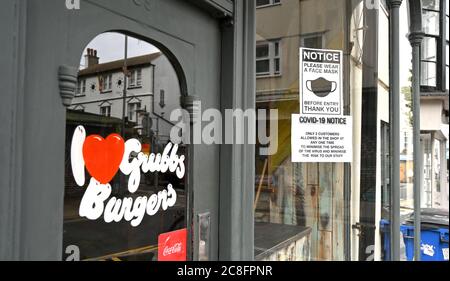 Brighton UK 24 juillet 2020 - UN panneau devant un Grubbs Burgers à emporter demandant aux clients de porter des masques à Brighton aujourd'hui après que le gouvernement a introduit de nouvelles réglementations à minuit en Angleterre dans la lutte contre la pandémie de coronavirus COVID-19 : Credit Simon Dack / Alamy Live News Banque D'Images