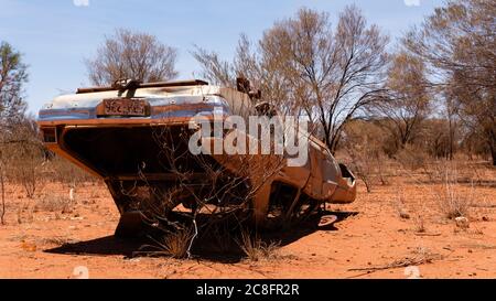 VOITURE RSUT DANS LE BUSH AUSTRALIEN, PRÈS DE LA COMMUNAUTÉ AUTOCHTONE DANS UNE RÉGION ÉLOIGNÉE; NOVEMBRE-2019- YUENDUMU-AUSTRALIE; Banque D'Images