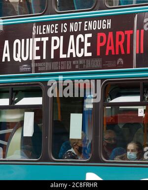 Leicester, Leicestershire, Royaume-Uni. 24 juillet 2020. Les acheteurs voyagent dans un bus après que les restrictions locales de confinement du coronavirus aient été assouplies. Les magasins non essentiels peuvent rouvrir dans la zone verrouillée, même si le gouvernement a déclaré que tous les déplacements à l'intérieur, à l'extérieur et à l'intérieur de la ville sont toujours interdits. Credit Darren Staples/Alay Live News. Banque D'Images