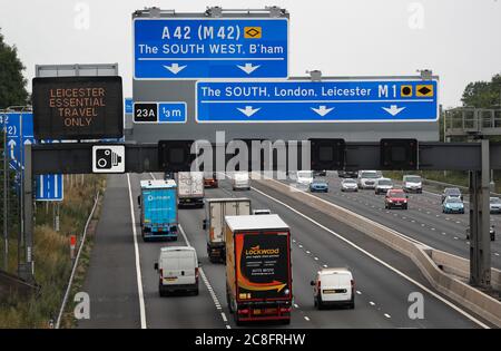 Leicester, Leicestershire, Royaume-Uni. 24 juillet 2020. Les véhicules se déplacent sur l'autoroute M1 vers Leicester après que les restrictions locales de verrouillage du coronavirus ont été assouplies. Les magasins non essentiels peuvent rouvrir dans la zone verrouillée, même si le gouvernement a déclaré que tous les déplacements à l'intérieur, à l'extérieur et à l'intérieur de la ville sont toujours interdits. Credit Darren Staples/Alay Live News. Banque D'Images