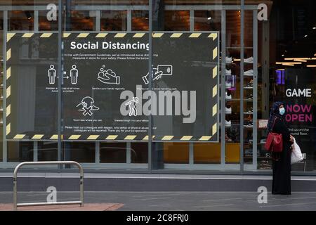 Leicester, Leicestershire, Royaume-Uni. 24 juillet 2020. Un client attend d'entrer dans une boutique de jeux après que les restrictions de verrouillage locales du coronavirus aient été assouplies. Les magasins non essentiels peuvent rouvrir dans la zone verrouillée, même si le gouvernement a déclaré que tous les déplacements à l'intérieur, à l'extérieur et à l'intérieur de la ville sont toujours interdits. Credit Darren Staples/Alay Live News. Banque D'Images