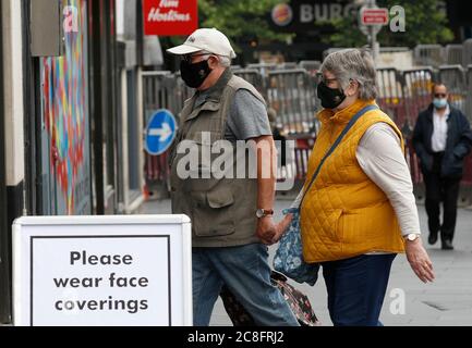 Leicester, Leicestershire, Royaume-Uni. 24 juillet 2020. Les clients entrent dans le centre commercial Highcross après que les restrictions locales de verrouillage du coronavirus ont été assouplies. Les magasins non essentiels peuvent rouvrir dans la zone verrouillée, même si le gouvernement a déclaré que tous les déplacements à l'intérieur, à l'extérieur et à l'intérieur de la ville sont toujours interdits. Credit Darren Staples/Alay Live News. Banque D'Images