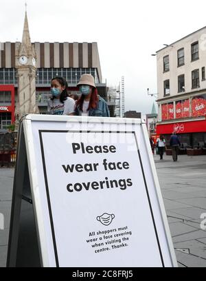 Leicester, Leicestershire, Royaume-Uni. 24 juillet 2020. Les clients entrent dans le centre commercial Highcross après que les restrictions locales de verrouillage du coronavirus ont été assouplies. Les magasins non essentiels peuvent rouvrir dans la zone verrouillée, même si le gouvernement a déclaré que tous les déplacements à l'intérieur, à l'extérieur et à l'intérieur de la ville sont toujours interdits. Credit Darren Staples/Alay Live News. Banque D'Images