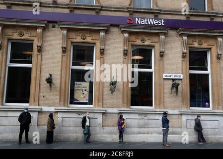 Leicester, Leicestershire, Royaume-Uni. 24 juillet 2020. Les clients font la queue à l'extérieur d'une banque NatWest après que les restrictions locales de verrouillage du coronavirus ont été assouplies. Les magasins non essentiels peuvent rouvrir dans la zone verrouillée, même si le gouvernement a déclaré que tous les déplacements à l'intérieur, à l'extérieur et à l'intérieur de la ville sont toujours interdits. Credit Darren Staples/Alay Live News. Banque D'Images