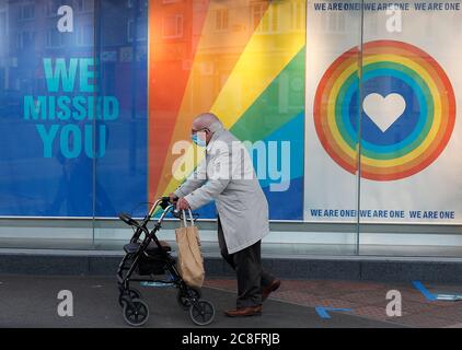 Leicester, Leicestershire, Royaume-Uni. 24 juillet 2020. Un client passe devant un magasin Primark après que les restrictions locales de verrouillage du coronavirus ont été assouplies. Les magasins non essentiels peuvent rouvrir dans la zone verrouillée, même si le gouvernement a déclaré que tous les déplacements à l'intérieur, à l'extérieur et à l'intérieur de la ville sont toujours interdits. Credit Darren Staples/Alay Live News. Banque D'Images