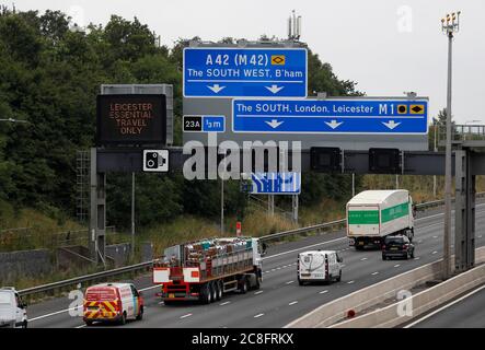 Leicester, Leicestershire, Royaume-Uni. 24 juillet 2020. Les véhicules se déplacent sur l'autoroute M1 vers Leicester après que les restrictions locales de verrouillage du coronavirus ont été assouplies. Les magasins non essentiels peuvent rouvrir dans la zone verrouillée, même si le gouvernement a déclaré que tous les déplacements à l'intérieur, à l'extérieur et à l'intérieur de la ville sont toujours interdits. Credit Darren Staples/Alay Live News. Banque D'Images