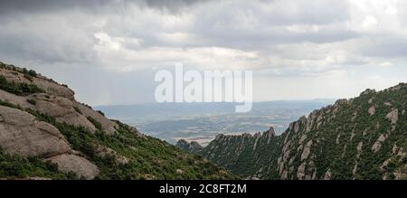 Vue panoramique depuis la montagne de Montserrat vers Esparreguera à la distance dans la vallée de la rivière Llobregat, Barcelone, Catalogne, Espagne. Banque D'Images