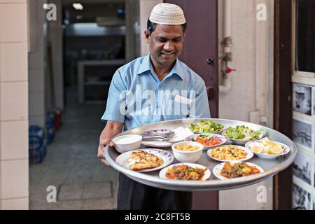 Portrait du serveur heureux à Bahreïn Banque D'Images