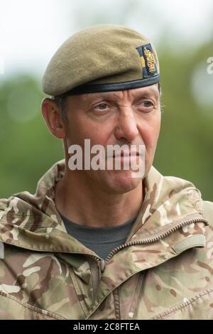 Le colonel Adam Crawley, Colonel Training de la Royal Military Academy Sandhurst supervise l'exercice de l'armée britannique victoire dynamique au camp West Tofts à Thetford, Norfolk, qui est habituellement tenu outre-mer aux côtés des forces de la coalition mais qui a lieu au Royaume-Uni en raison des restrictions de Covid-19. Banque D'Images