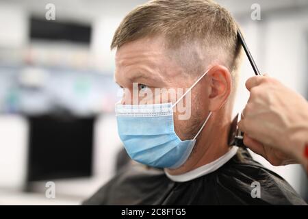 Visite en toute sécurité des salons de beauté et de coiffure à proximité. Banque D'Images