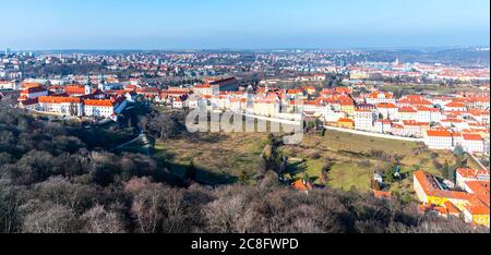 Vue aérienne du monastère de Strahov et des jardins de Petrin, Prague, République tchèque. Banque D'Images