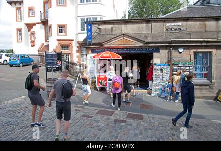 Centre ville, Edimbourg, Ecosse, Royaume-Uni. 24 juillet 2020. Les touristes semblent se retourner dans les rues du centre-ville après 4 mois de confinement. Touristes sur Castlehill. Banque D'Images