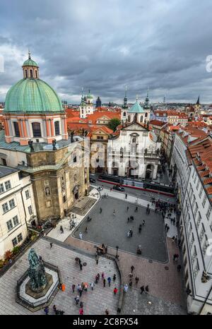 Prague, République Tchèque - 12 octobre 2017 : place des croisés et église Saint-François, vue depuis la Tour du pont de la vieille ville, République Tchèque de Prague Banque D'Images
