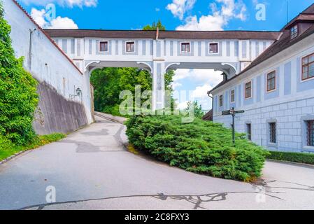 Pont reliant le couloir entre le théâtre du château et les jardins du château. Cesky Krumlov, République tchèque. Banque D'Images