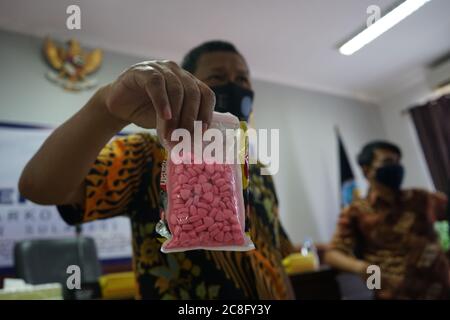 Makassar, Indonésie. 24 juillet 2020. Les agents détiennent des milliers de pilules d'ecstasy qui ont été contrecarrées avec succès par l'Agence nationale des stupéfiants de la province de Sulawesi-Sud, ainsi que par des agents des douanes de trafiquants de drogue interprovinciaux. Ce type de stupéfiants d'ecstasy provient de l'extérieur de Sulawesi et est envoyé par l'intermédiaire de services de livraison de colis, mais a été déjoué avant d'être livré à un certain nombre de zones dans le Sud Sulawesi. (Photo de Herwin Bahar/Pacific Press) crédit: Agence de presse du Pacifique/Alay Live News Banque D'Images