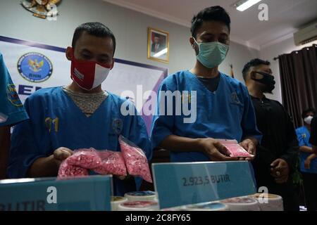 Makassar, Indonésie. 24 juillet 2020. Le trafiquant de stupéfiants détient des milliers de pilules d'ecstasy qui ont été contrecarrées avec succès par l'Agence nationale des stupéfiants de la province de Sulawesi du Sud, en collaboration avec les agents des douanes. Ce type de stupéfiants d'ecstasy provient de l'extérieur de Sulawesi et est envoyé par l'intermédiaire de services de livraison de colis, mais a été déjoué avant d'être livré à un certain nombre de zones dans le Sud Sulawesi. (Photo de Herwin Bahar/Pacific Press) crédit: Agence de presse du Pacifique/Alay Live News Banque D'Images