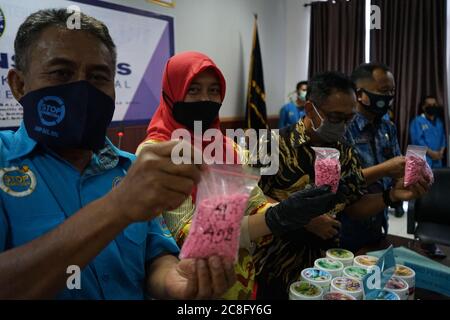 Makassar, Indonésie. 24 juillet 2020. Les agents détiennent des milliers de pilules d'ecstasy qui ont été contrecarrées avec succès par l'Agence nationale des stupéfiants de la province de Sulawesi-Sud, ainsi que par des agents des douanes de trafiquants de drogue interprovinciaux. Ce type de stupéfiants d'ecstasy provient de l'extérieur de Sulawesi et est envoyé par l'intermédiaire de services de livraison de colis, mais a été déjoué avant d'être livré à un certain nombre de zones dans le Sud Sulawesi. (Photo de Herwin Bahar/Pacific Press) crédit: Agence de presse du Pacifique/Alay Live News Banque D'Images