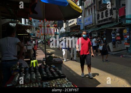 Kuala Lumpur, Malaisie. 24 juillet 2020. Des personnes portant des masques de visage marchent dans Petaling Street à Kuala Lumpur, Malaisie, le 24 juillet 2020. La Malaisie a signalé 21 nouvelles infections par le COVID-19, a déclaré vendredi le ministère de la Santé, portant le total national à 8,861. Crédit: Chong Voon Chung/Xinhua/Alay Live News Banque D'Images
