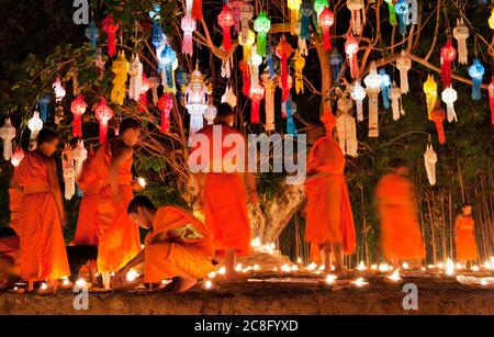 Géographie / Voyage, Thaïlande, UN groupe de moines prennent part à un rituel d'éclairage de bougie le jour de l'an à Chiang Mai, pas-Tourisme-Publicité-utilisation Banque D'Images