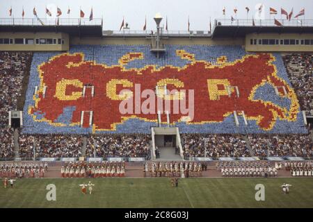 Moscou, SowjetUnion. 21 juillet 2020. La flamme olympique, la flamme, au-dessus du stade olympique, sur la tribune le territoire de l'URSS est montré, CCCP, SSSR, une chorégraphie sur la tribune dans le stade Lénine, schéma de masse, Jeux Olympiques d'été 1980 à Moscou, XXII. Jeux olympiques d'été | utilisation dans le monde crédit : dpa/Alay Live News Banque D'Images