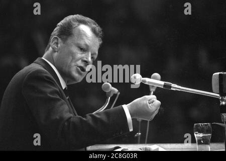 Nuremberg, Allemagne. 21 juillet 2020. Willy BRANDT, SPD, président du SPD et chancelier fédéral, lors de son discours au lectern, poing fermé, à la conférence du parti SPD 1968 à Nuernberg, le 18 mars 1968, Â | usage dans le monde crédit: dpa/Alay Live News Banque D'Images