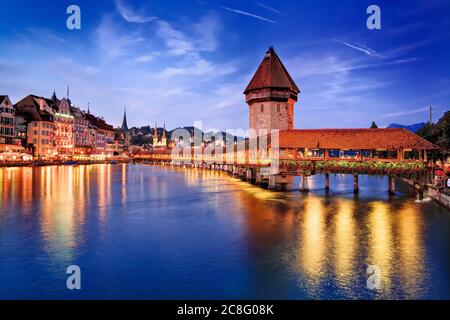Géographie / Voyage, Suisse, la ville de Lucerne chevauche la rivière Reuss, donc il a beaucoup de ponts. Le plus fa, pas-de-tourisme-publicité-utilisation Banque D'Images