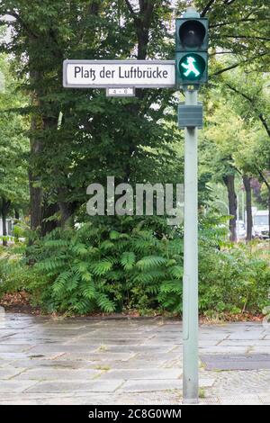 Green Ampelmännchen à la Platz der Luftbrücke à Berlin Banque D'Images
