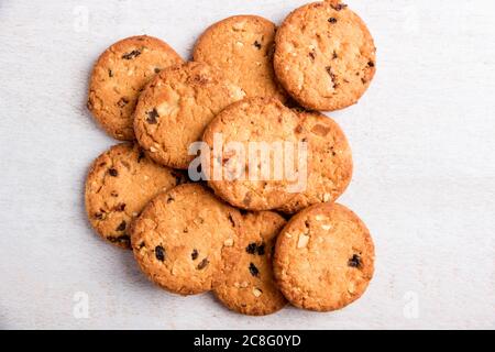 Biscuits fraîchement cuits avec raisins secs et noix de cajou Banque D'Images