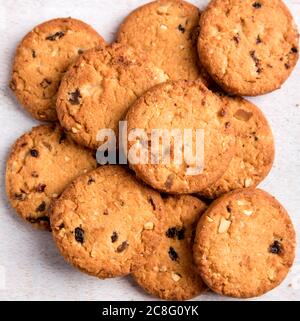 Biscuits fraîchement cuits avec raisins secs et noix de cajou Banque D'Images