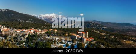 Géographie / Voyage, France, ville française de Mons dans son cadre alpin. Mons est une commune française, située dans le département du Var et la région Bourgogne Banque D'Images