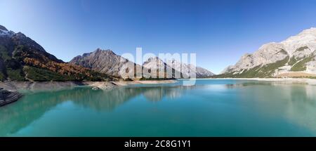 Cancano, Valtellina, Italie: lac formé par le barrage Banque D'Images