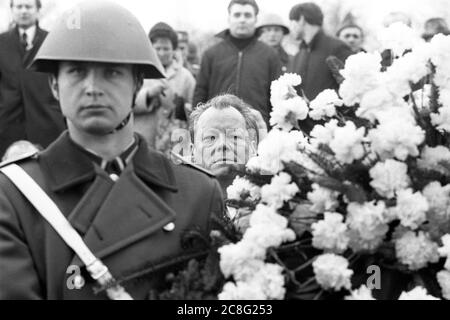 Le chancelier Willy BRANDT regarde entre un soldat de la NVA et une fleur coincée à la cérémonie de pose de couronnes dans l'ancien camp de concentration de Buchenwald, à l'occasion d'une rencontre avec le Premier ministre de la RDA, Willi Stoph, le 19 mars 1970 à Erfurt; Photographie noir et blanc; | utilisation dans le monde entier Banque D'Images