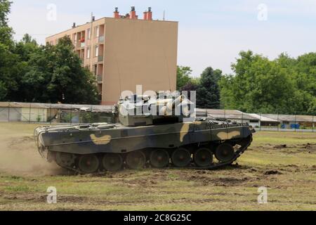 Tata, Hongrie. 24 juillet 2020. Un char Leopard 2 A4, qui a été livré d'Allemagne à des fins d'entraînement à la 25e Brigade de fusiliers de l'armée hongroise, conduit sur la zone de casernes. La Hongrie veut moderniser ses forces armées et dépend fortement de la technologie militaire allemande. Budapest a commandé 44 chars de combat Leopard 2 A7 principaux auprès du fabricant Krauss-Maffei, ainsi que douze chars Leopard 2 A4 utilisés à des fins d'entraînement. Crédit : Gregor Mayer/dpa/Alay Live News Banque D'Images