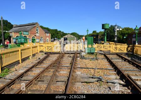 Une plate-forme de gare vide à l'Isle of Wight Railway. Banque D'Images