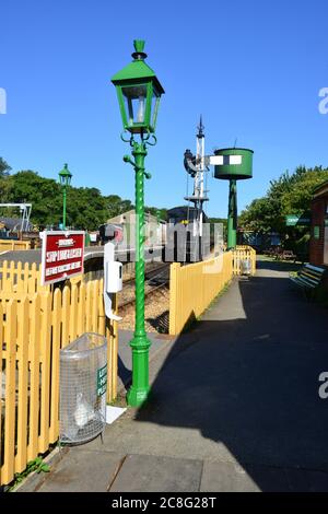 Une plate-forme de gare vide à l'Isle of Wight Railway. Banque D'Images