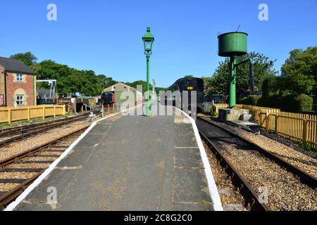 Une plate-forme de gare vide à l'Isle of Wight Railway. Banque D'Images