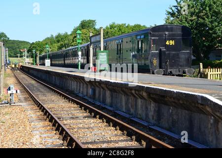 Une plate-forme de gare vide à l'Isle of Wight Railway. Banque D'Images