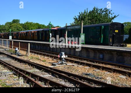 Une plate-forme de gare vide à l'Isle of Wight Railway. Banque D'Images