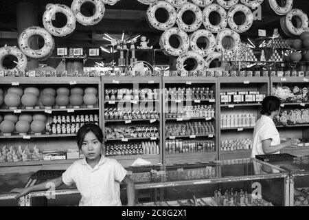 Pékin, Chine. 30 juin 2020. Les femmes chinoises dans un magasin de souvenirs, articles décoratifs, articles décoratifs, 22 juillet 1972 | usage dans le monde crédit: dpa/Alay Live News Banque D'Images