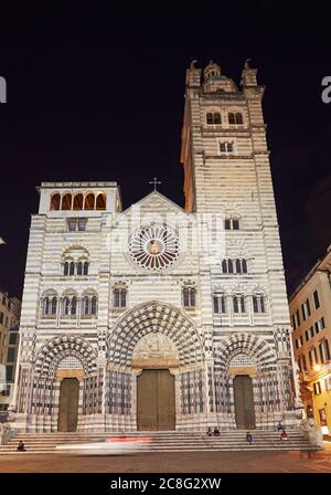 Façade de la cathédrale San Lorenzo illuminée la nuit dans le centre historique de Gênes Banque D'Images