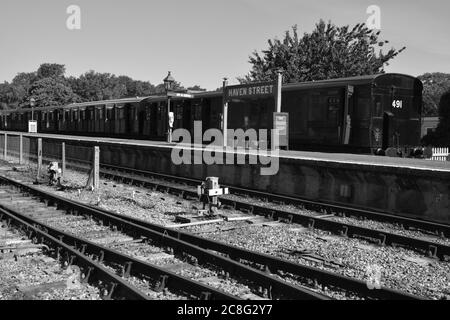 Une plate-forme de gare vide à l'Isle of Wight Railway. Banque D'Images